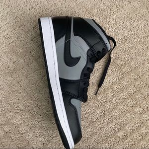 Jordan 1s mid shadow red never wore